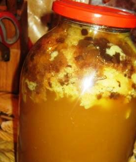 1. Этап. Домашний квас: 1. Хлебные корочки помещаем в чистую трехлитровую банку. Туда же - сусло, сахар и дрожжи. Заливаем теплой кипяченой водой до 