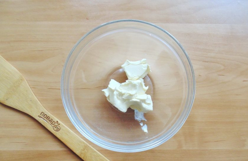 1. Этап. Киш с брокколи и шпинатом: Мягкое сливочное масло выложите в миску.