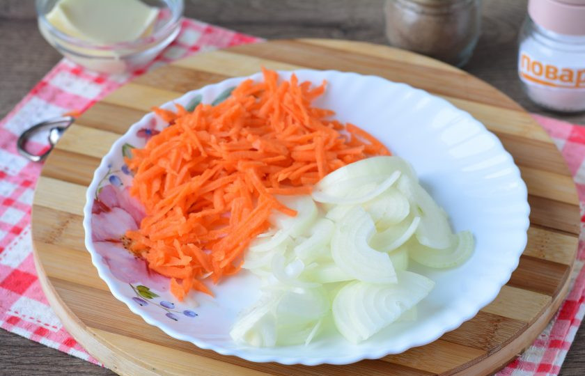 1. Этап. Паштет из телячьей печени: Нарежьте кубиками репчатый лук, натрите на терке морковку.