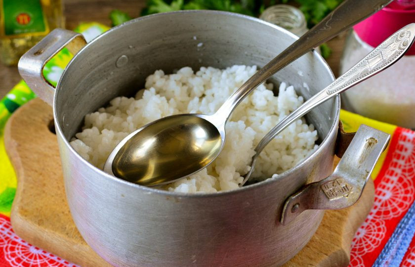 1. Этап. Рис для роллов с уксусом: Полейте теплый рис рисовой заправкой и перемешайте.