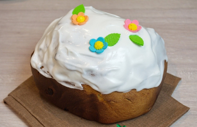 1. Этап. Кулич пасхальный в хлебопечке: Готовый кулич обмажьте подготовленной помадкой. Украсьте сахарным декором.