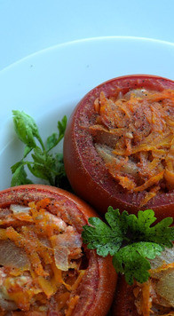 1. Этап. Фаршированные помидоры: Переложить помидоры на тарелку, украсить веточками петрушки, поперчить.