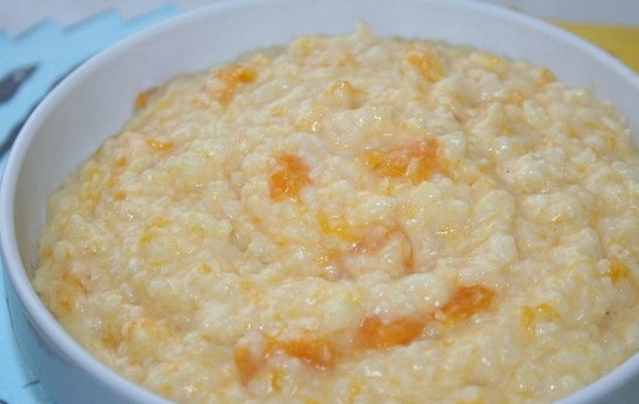 1. Этап. Каша из кураги: 6. Добавьте кусочек сливочного масла. Выключите огонь. Перемешайте. Оставьте готовую кашу под крышкой настаиваться не менее 10-15 минут. Подавайте на стол с вареньем или медом (в зависимости от ваших предпочтений). Приятного аппетита!