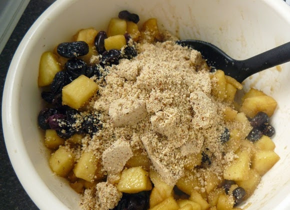 1. Этап. Яблочный штрудель из готового слоеного теста: Уберите с огня, выложите яблоки в миску. Добавьте изюм, корицу, орехи молотые.