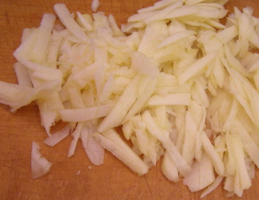 1. Этап. Салат из тыквы с яблоком: Яблоки почистите, удалите кожуру и семечки, натрите соломкой на терке или сами порежьте.