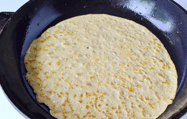 1. Этап. Блинчики из печени говяжьей: 3. Посолить и поперчить немного по вкусу и влить небольшое количество растительного масла. Все как следует перемешать. Далее рецепт приготовления блинчиков из печени говяжьей ничем не отличается от обыкновенных. Разогреть сковороду и влить небольшую порцию 