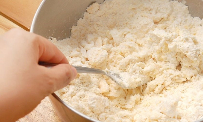 1. Этап. Пирог с яблоками (открытый): Просеиваем муку, смешиваем с солью. Размягченное сливочное масло режем кубиком, добавляем к муке и хорошенько перетираем все в кроошку. Постепенно добавляем холодную воду и замешиваем тесто.