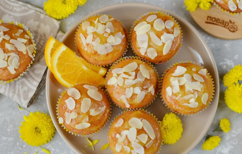 1. Этап. Тыквенные кексы: Подавайте кексы к столу.