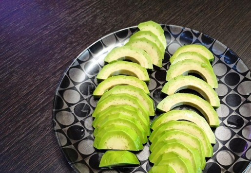 1. Этап. Салат Морское путешествие: На авторство салата не претендую, наверняка, кто-то уже готовил такой салат. Но собирала салат сама, из того, что нравится, что полезно, чтоб было вкусно и легко. Количество ингредиентов примерное, кладите столько, сколько хотите, по своим предпочтениям. Авокадо почистить и нарезать ломтиками. Полить соком лимона, чтобы не потемнел.