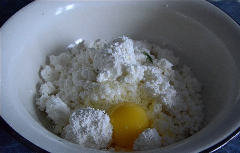 1. Этап. Манты с творогом: 3. В творог вбить яйцо, посолить по вкусу и тщательно перемешать.