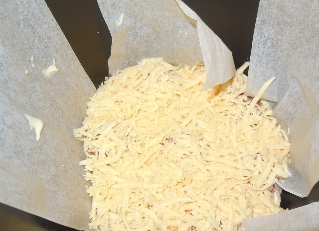 1. Этап. Пирог с мясом на скорую руку: Сверху посыпьте тертым сыром и закройте мультиварку крышкой. Готовьте в течении часа в режиме 