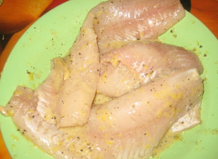 1. Этап. Щука с картошкой в духовке: 3. Отправьте рыбку в маринад.