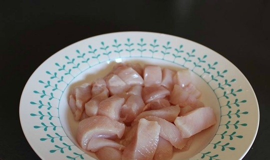 1. Этап. Курица с кешью на скорую руку: 1. Куриное филе вымойте, обсушите, нарежьте небольшими кубиками. Выложите в глубокую мисочку.