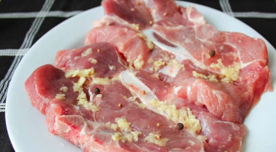1. Этап. Простой рецепт свинины в духовке: Мясо вымойте, обсушите и натрите солью, перцем душистым, а также слегка размолотыми семенами кориандра и измельченным чесноком. Покройте блюдо пленкой и оставьте на 4 часа или на ночь в холодильнике.