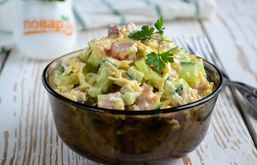 1. Этап. Салат с копченым мясом и огурцом: Салат готов. Приятного аппетита!