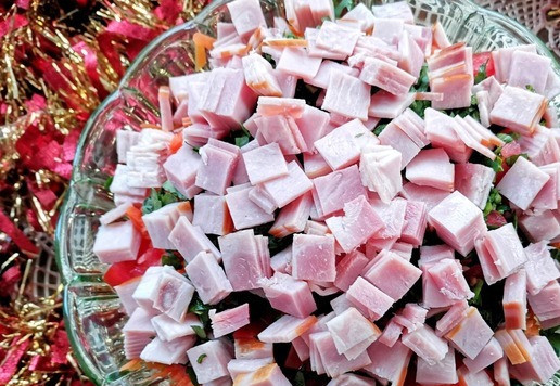 1. Этап. Салат Карнавал: Ветчину нарезать кубиками среднего размера.