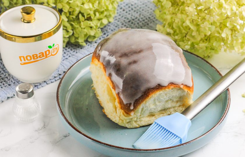 1. Этап. Сладкая помадка для булочек: С помощью кулинарной кисти нанесите помадку на поверхность булочек и дайте подсохнуть примерно полчаса. После подсыхания помадка станет более белой, менее прозрачной.