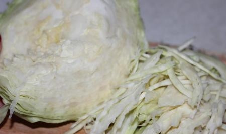 1. Этап. Капуста с сардельками в мультиварке: Нарезаем капусту не очень мелко. В это блюдо капусту выбирайте твердых сортов, чтобы она не разварилась во время готовки.