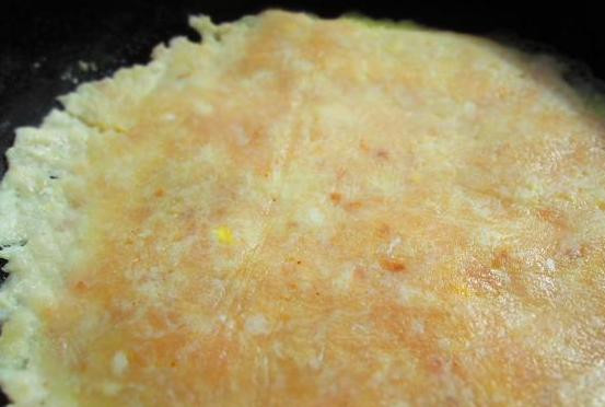 1. Этап. Начинка для бризолей: Теперь снимаем верхнюю пленку с мясной лепешки и переносим ее аккуратно на яичный блинчик, отделяем нижнюю пленочку.