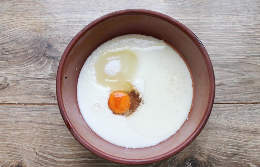 1. Этап. Блинчики с вишней и маскарпоне: Вылейте кефир в миску, разбейте яйца, всыпьте сахар и добавьте соль. Все перемешайте до однородности.