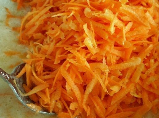 1. Этап. Печенье из моркови: Добавляем натертую на средней терке морковь и перемешиваем.