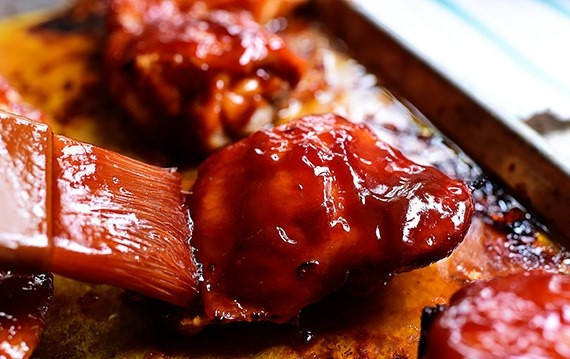1. Этап. Курица в духовке с соусом барбекю: 5. Готовую курицу еще раз смажьте соусом и оставьте на 10 минут 