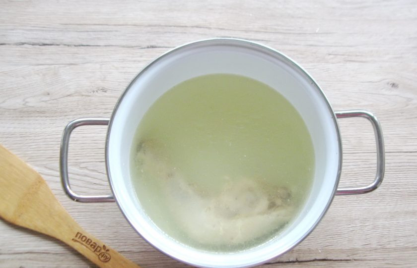 1. Этап. Сырный суп с брокколи и курицей: Приготовьте куриный бульон. Любые части курицы вымойте и выложите в кастрюлю. Залейте водой и поставьте на средний огонь. Как только вода закипит, снимите пену, убавьте огонь и варите до полной готовности курицы. По окончанию курицу достаньте из кастрюли, а бульон процедите.