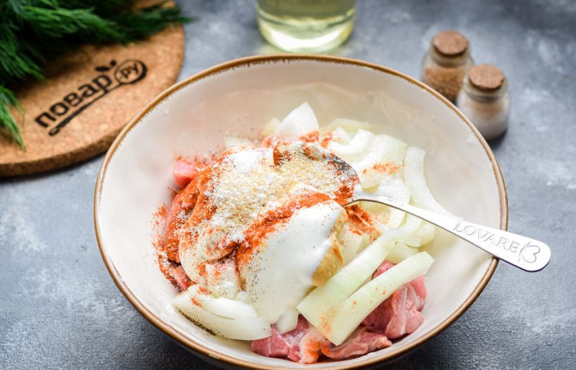 1. Этап. Свинина в духовке с майонезом: Соедините мясо и лук, добавьте майонез, горчицу, специи по своему вкусу. Хорошо перемешайте все. Если позволяет время, маринуйте мясо час-два.