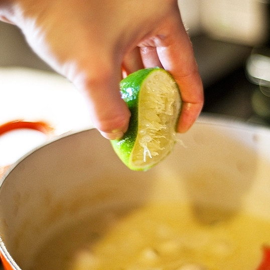 1. Этап. Рыбное карри: Затем добавьте кокосовую пасту, лимонный сок (у меня под рукой был лайм) и готовьте еще пару минут, после чего снимите с огня и подавайте.