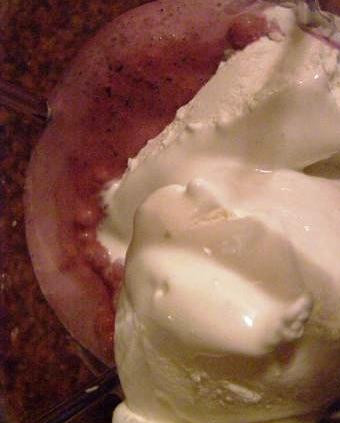 1. Этап. Молочный коктейль с черникой: Добавляем в эту массу вторую половину мороженого и еще раз взбиваем. Это важно - если добавить сразу все мороженое, вкус будет немного иным, мороженое не будет так чувствоваться.