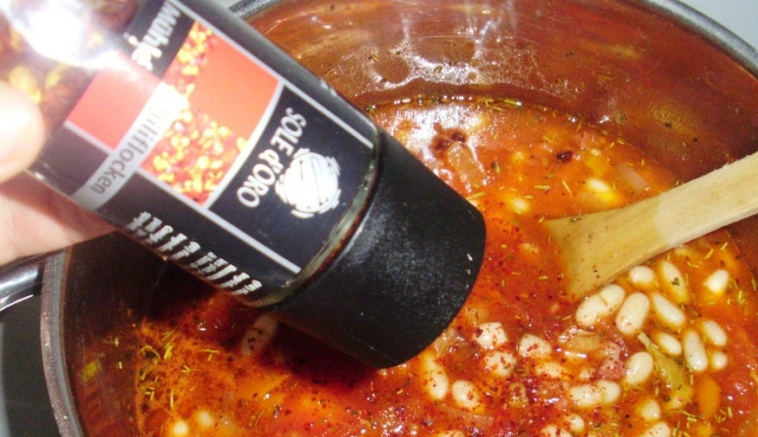 1. Этап. Суп с белой фасолью консервированной: Теперь всыпьте все приправы, перец и соль. Варите суп на слабом огне 20 минут.