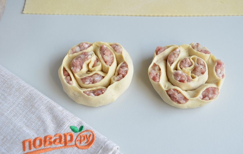 1. Этап. Манты в форме розочек: Сверните розочки. Зафиксируйте край.