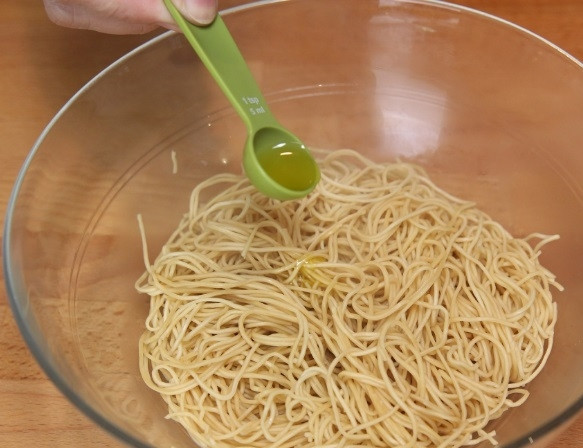 1. Этап. Креветки с яйцом: В готовую лапшу добавьте соевый соус и кунжутное масло. Как следует перемешайте.