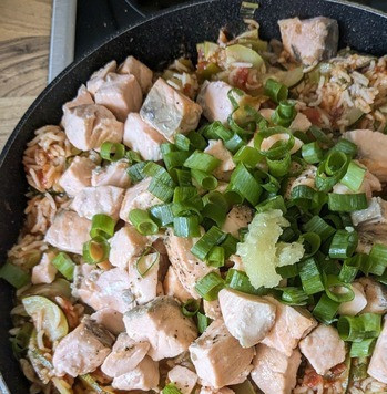 1. Этап. Быстрая сковорода с цукини и лососем: Добавить лосось, зелёный лук и чеснок, перемешать и тушить 2-3 минуты.