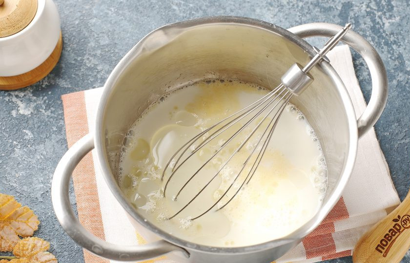 1. Этап. Рисовые блинчики: Добавьте молоко и масло.