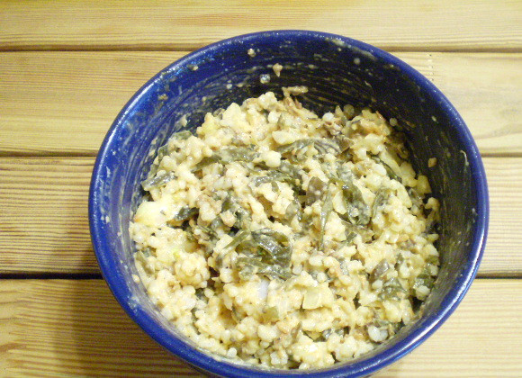 1. Этап. Салат к рыбе: 6. Перемешиваем, салат готов. Настаиваем 5-10 минут, чтобы пропитался рис. Украшаем зеленью и подаем к столу. Приятного!