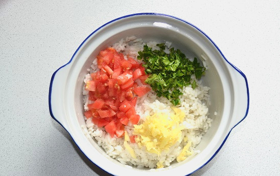 1. Этап. Фаршированный кальмар на гриле: Следом добавьте тертый имбирь и измельченную зелень.