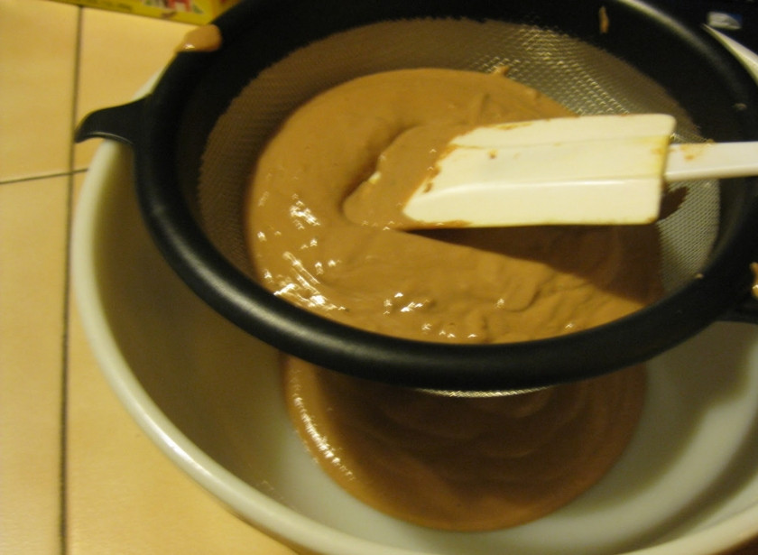 1. Этап. Мусс из печени куриной: 5. Сливочное масло растопить и влить в несколько заходов. Еще раз взбить печень. Чтобы сделать мусс по-настоящему воздушным его лучше протереть через сито.