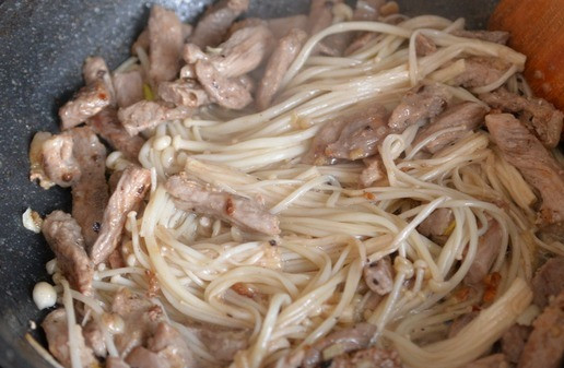 1. Этап. Индейка с грибами эноки: Перемешиваем. Тушим 3-4 минуты, грибы станут мягкими и похожими на лапшу.