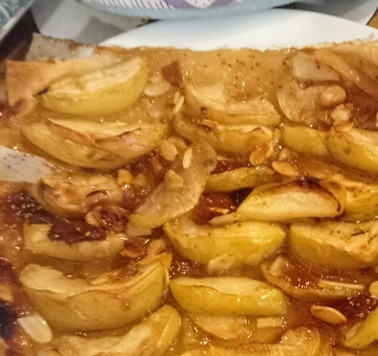 1. Этап. Яблочный тарт татен: Запекать в хорошо разогретой духовке при 180C 30 минут. Можно подавать. Приятного аппетита.