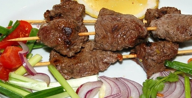 1. Этап. Шашлык на сковороде из говядины: Выкладываем готовый шашлык на тарелку и подаем со свежими овощами и вашим любимым соусом. Приятного аппетита!