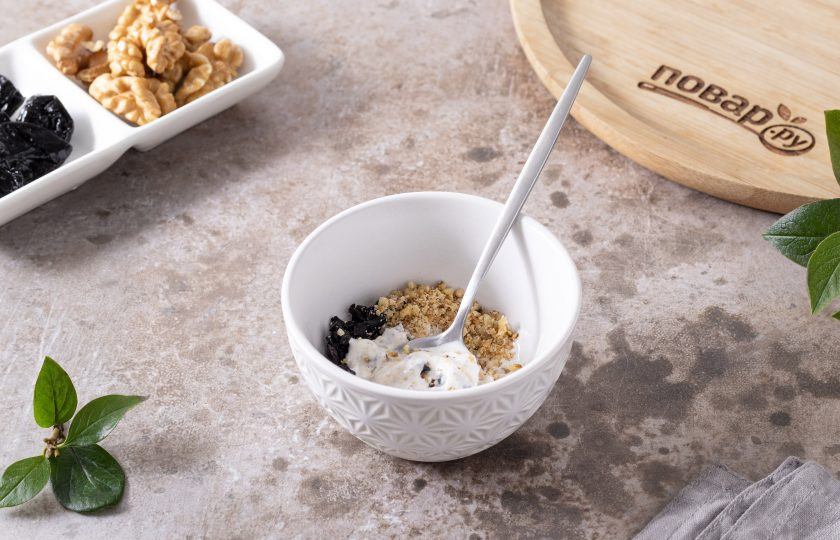 1. Этап. Инжир с черносливом: Смешайте орехи и чернослив со сметаной, добавьте сахар.