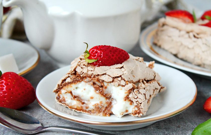 1. Этап. Шоколадный меренговый рулет: Приятного аппетита!