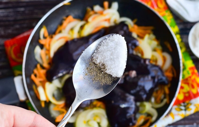 1. Этап. Печень кролика в сметане: Добавьте соль и молотый перец.