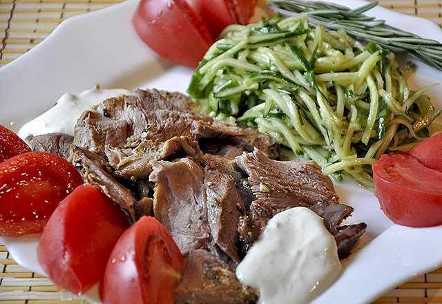 1. Этап. Ягненок в духовке: Поместите мясо в пакет для запекания. Оставьте его до следующего дня. Запекайте его в течение 1,5-2 часов при 180-200 градусах. Подавайте ягнёнка, нарезав его на порции.