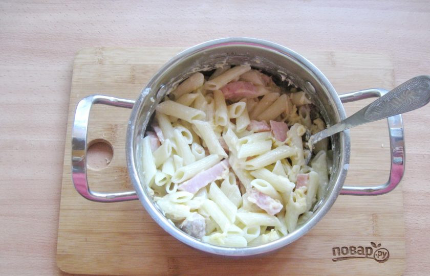 1. Этап. Паста с бужениной: Перемешайте пасту с бужениной в сливках и сыром.