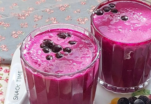 1. Этап. Свекольный смузи Черноплодка: Украсить ягодами. У меня было немного замороженной черники. Не стала в ингредиентах указывать. Из данного количества ингредиентов получается две порции по 250мл. Смузи получается больше питьевой консистенции.