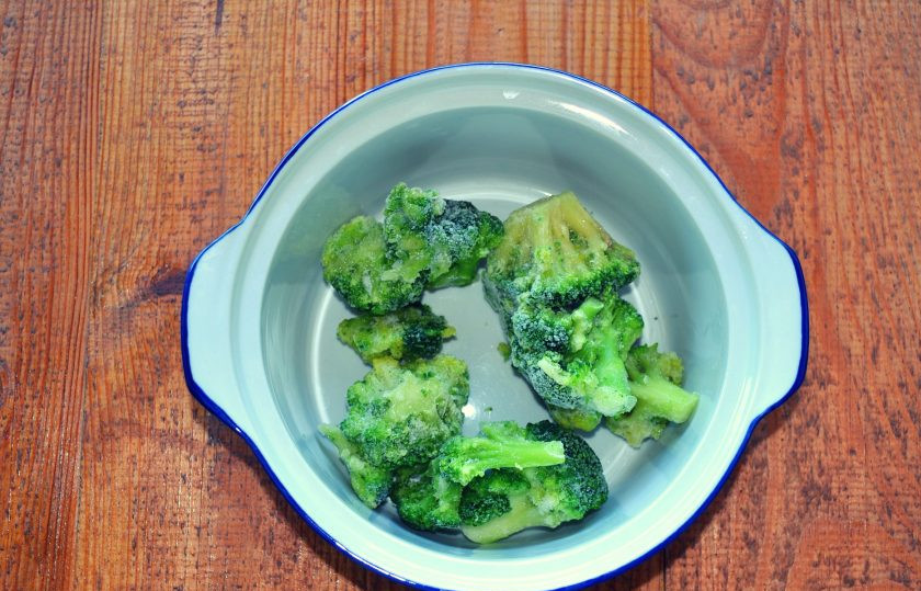 1. Этап. Салат с брокколи и яйцом: Брокколи отварите в кипящей и подсоленной воде в течение нескольких минут.