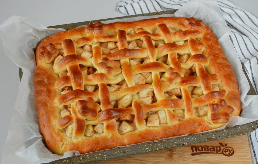 1. Этап. Дрожжевой пирог с яблоками и корицей: Выпекайте в разогретой до 180 градусах духовке на средней полке 35-40 минут.