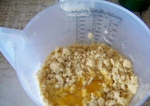 1. Этап. Тарталетки с начинкой: Добавим яйцо и столовую ложку воды.